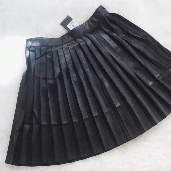 NWT Black Faux Leather pleated skirt - Picture 4 of 8